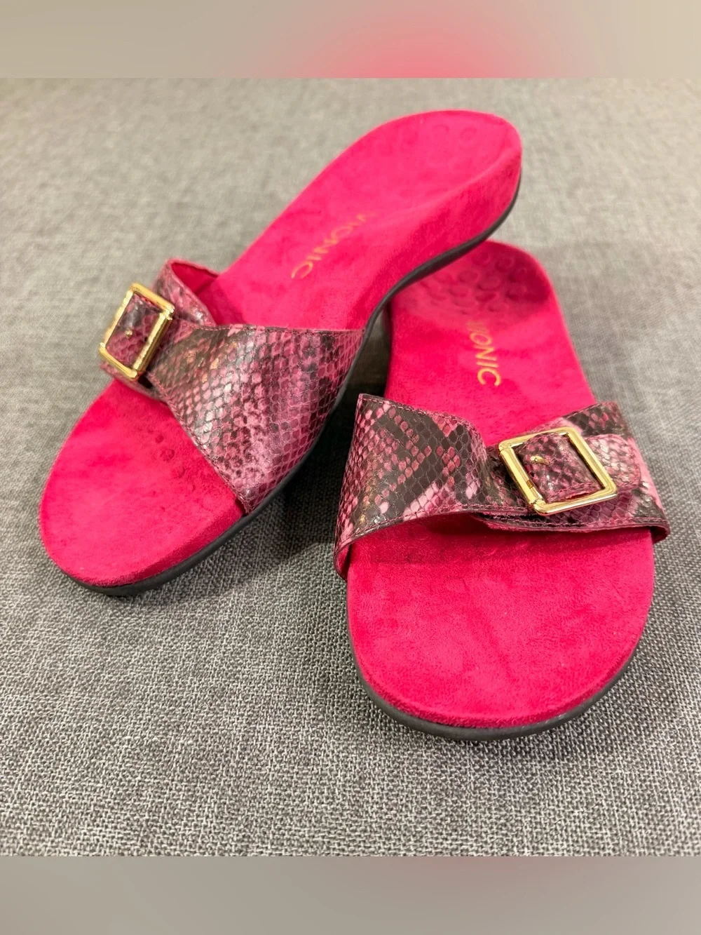 Vionic Hot Pink Snake-Print Slide Sandals with Gold Buckles 8 Women’s Wedge